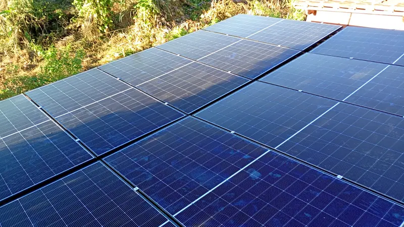 Detalhe de painéis fotovoltaicos instalados em Entre Rios