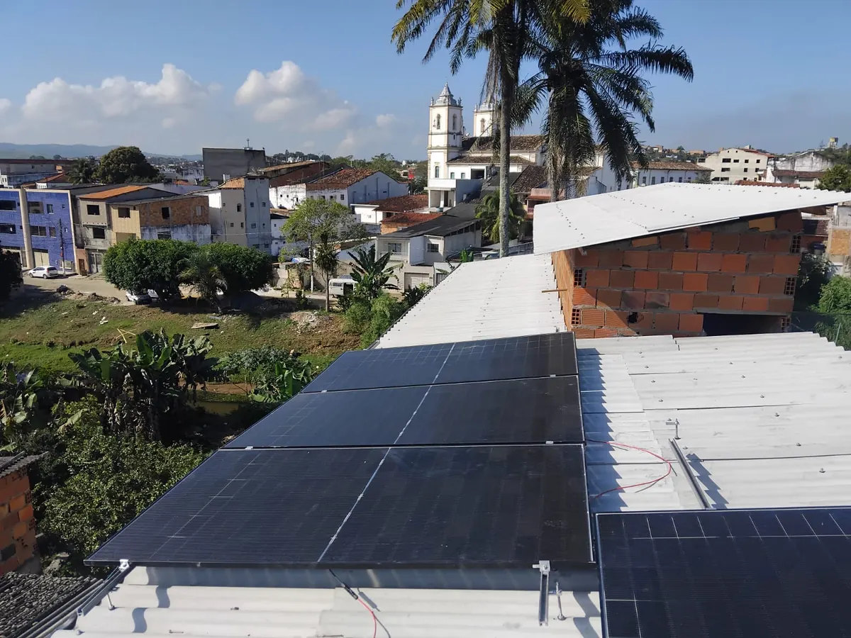 Painéis fotovoltaicos instalados em uma cobertura em Santo Amaro